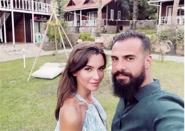 Gizlice evlenen güzel oyuncu Leyla Lydia Tuğutlu'nun hamile olduğu öğrenildi Gizlice evlenen güzel oyuncu Leyla Lydia Tuğutlu'nun hamile olduğu öğrenildi