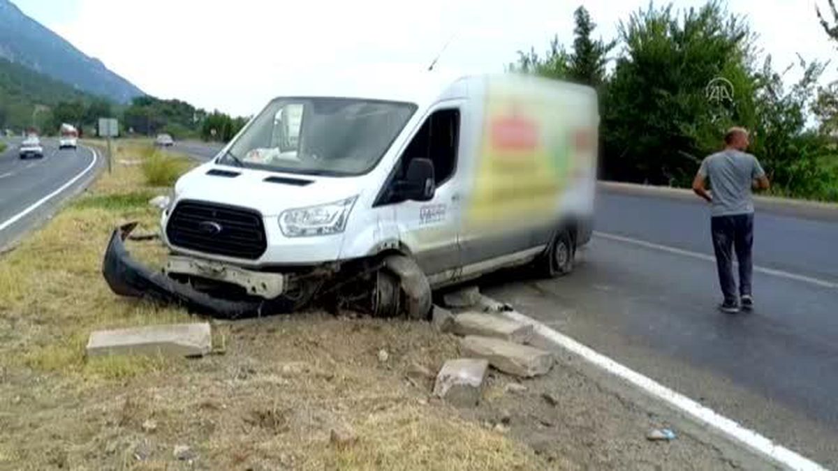 Son dakika haber... İki panelvanın çarpıştığı kazada 1 kişi yaralandı