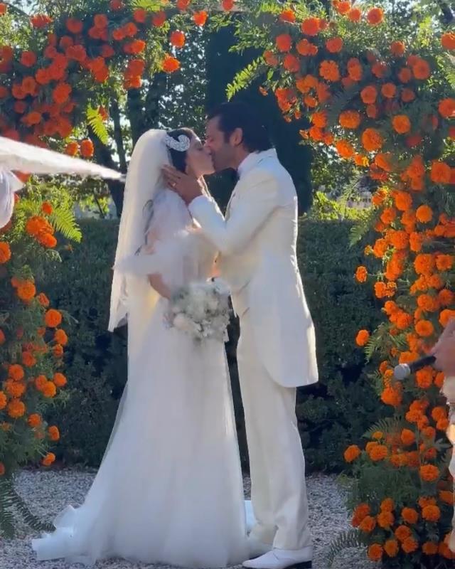 İtalya'da düğün yapan Özge Gürel ve Serkan Çayoğlu'nun çiftinden romantik pozlar geldi İtalya'da düğün yapan Özge Gürel ve Serkan Çayoğlu'nun çiftinden romantik pozlar geldi