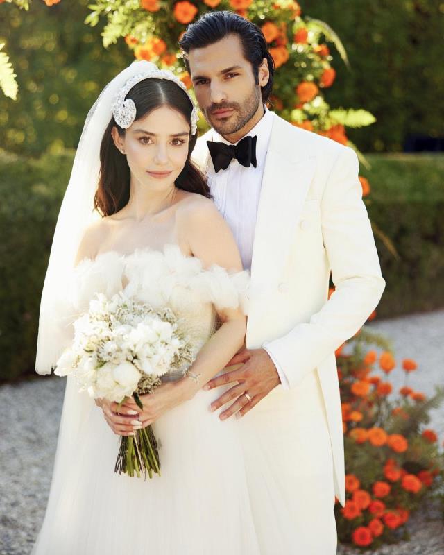 İtalya'da düğün yapan Özge Gürel ve Serkan Çayoğlu'nun çiftinden romantik pozlar geldi İtalya'da düğün yapan Özge Gürel ve Serkan Çayoğlu'nun çiftinden romantik pozlar geldi