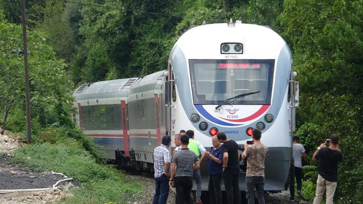 Makinist kornaya bastı ama duymadı! Raylarda yürüyen genç kıza yolcu treni çarptı