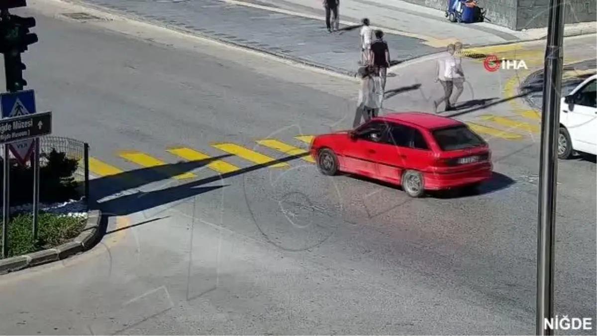 Otomobil, kavşaktan kontrolsüz çıkan araca böyle çarptı