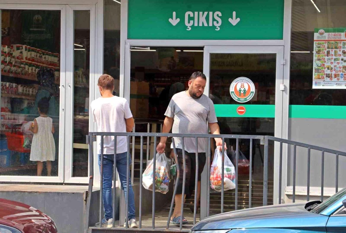 Poşetleri doldurup çıktılar, Cumhurbaşkanı Erdoğan'a teşekkür ettiler