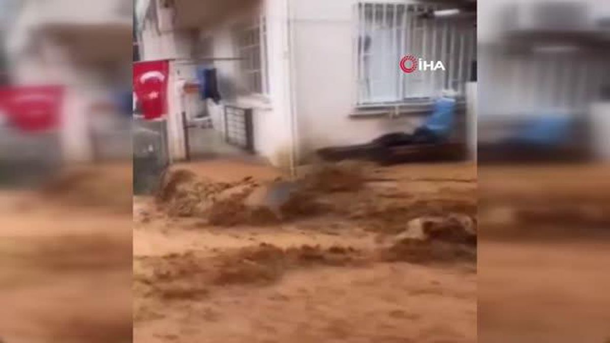 Sarıyer'de caddeleri su bastı, sürücüler zor anlar yaşadı