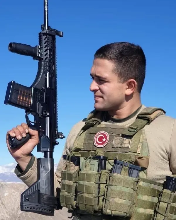 Mayın arama faaliyeti sırasında silahı ateş alan Sözleşmeli Er Atakan Çakır şehit düştü
