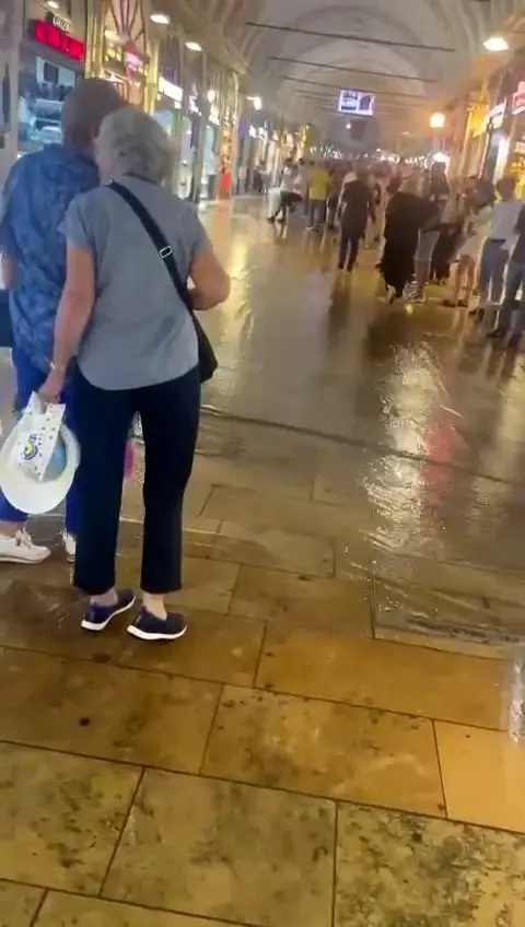 Tarihi Kapalı Çarşı'yı su bastı, esnaf zor anlar yaşadı