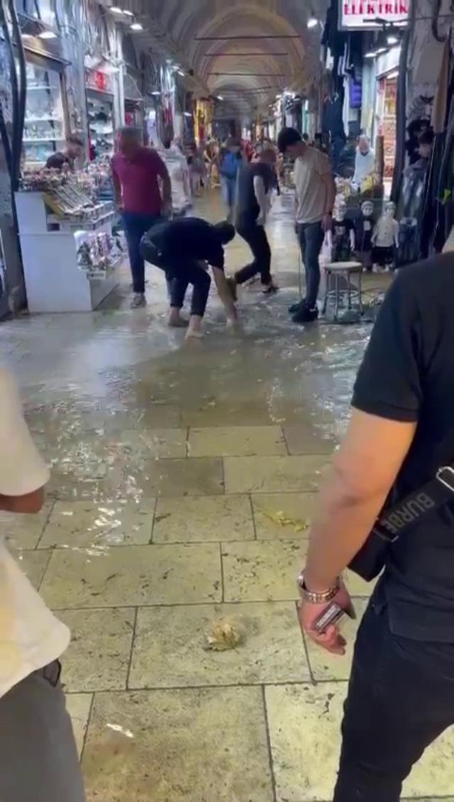 Tarihi Kapalı Çarşı'yı su bastı, esnaf zor anlar yaşadı