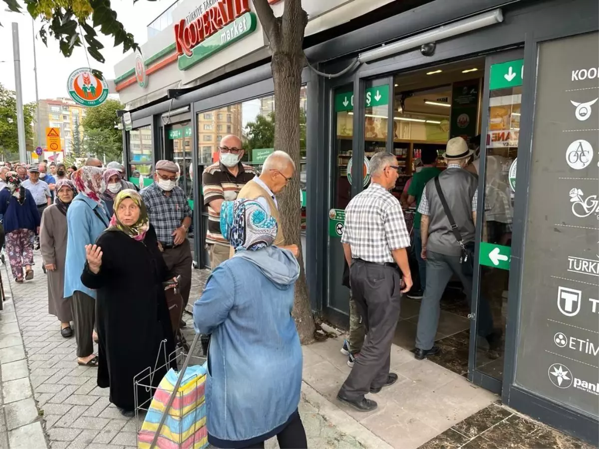 Son dakika haber | Tarım Kredi Kooperatif Marketi önünde indirim yoğunluğu