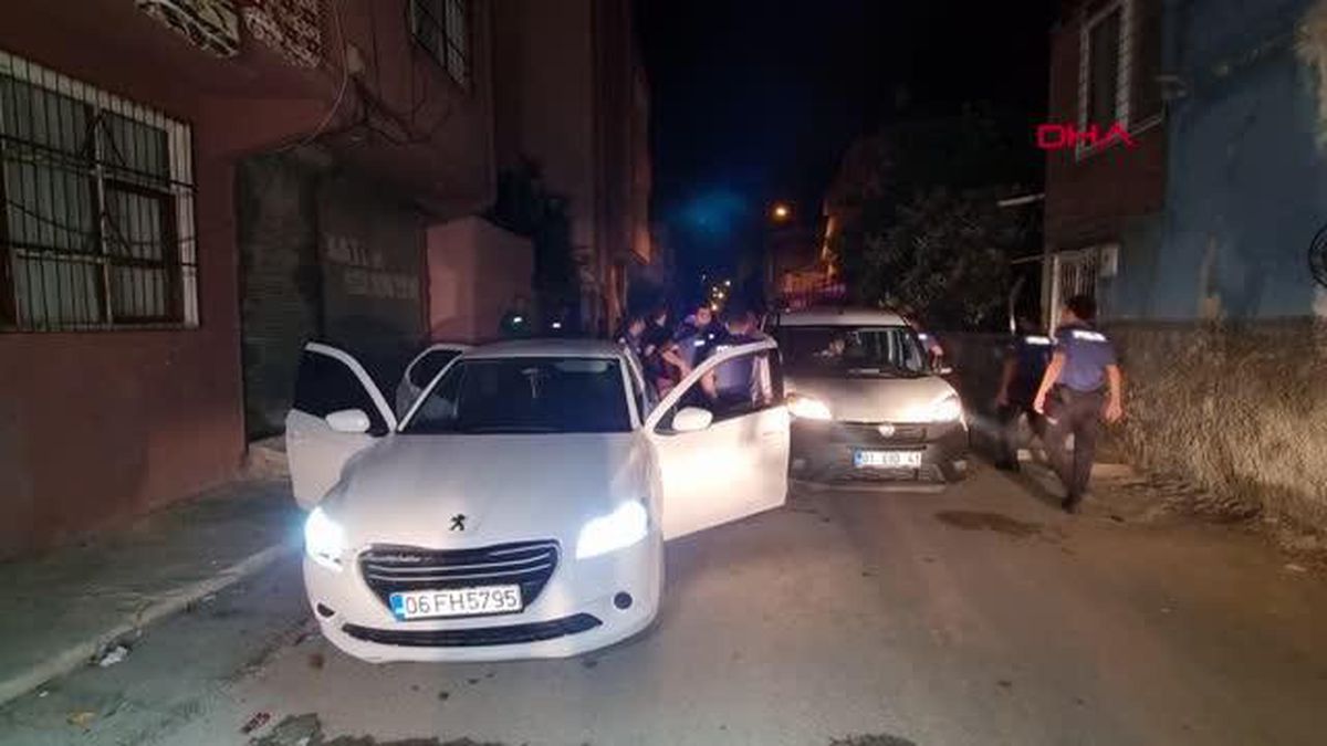 Son dakika haberleri | ADANA-POLİSTEN KAÇIP, YOLA SİLAH ATAN ŞÜPHELİLER, TAKİP SONUCU YAKALANDI