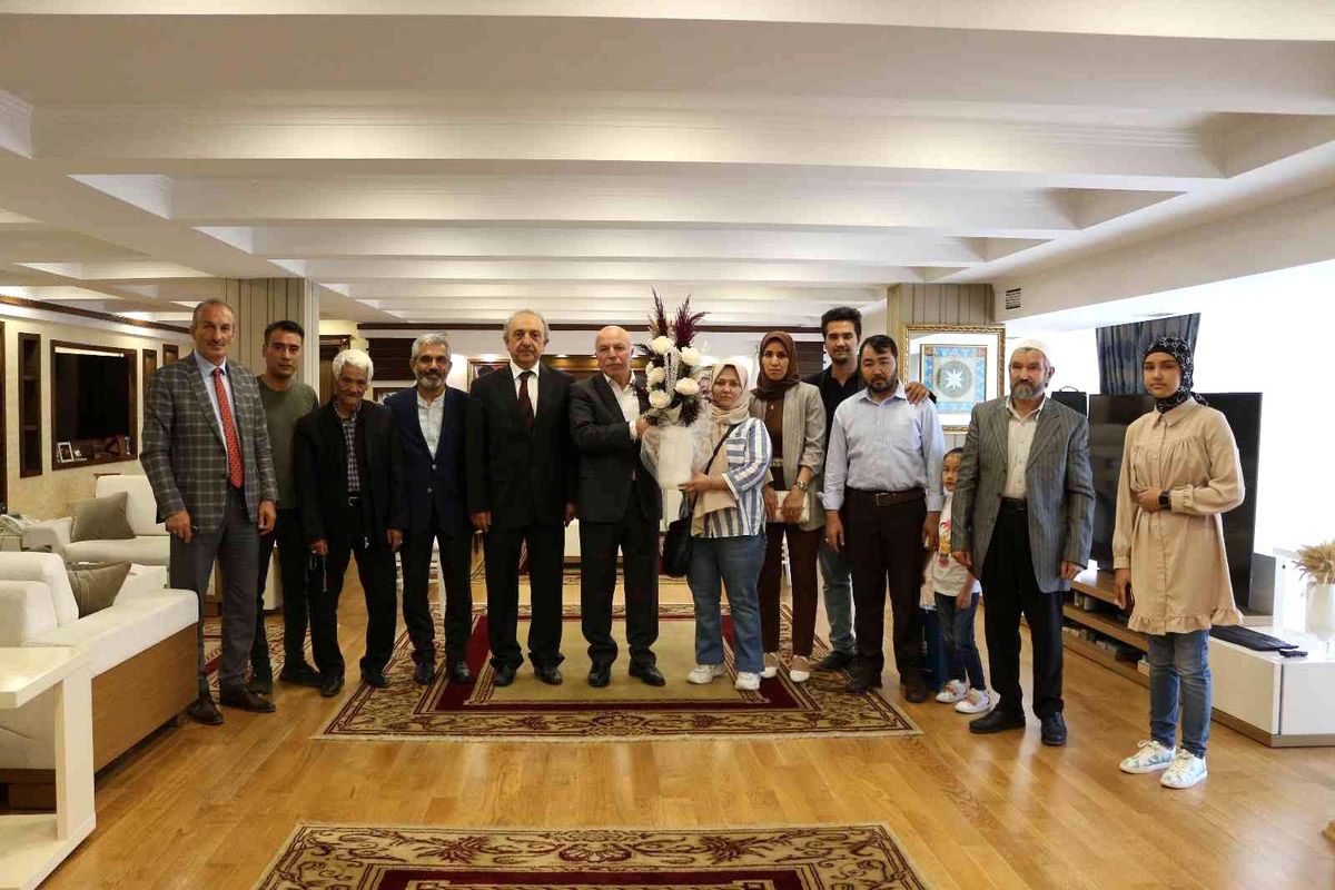 Afganlı ailelerden Başkan Sekmen'e teşekkür ziyareti