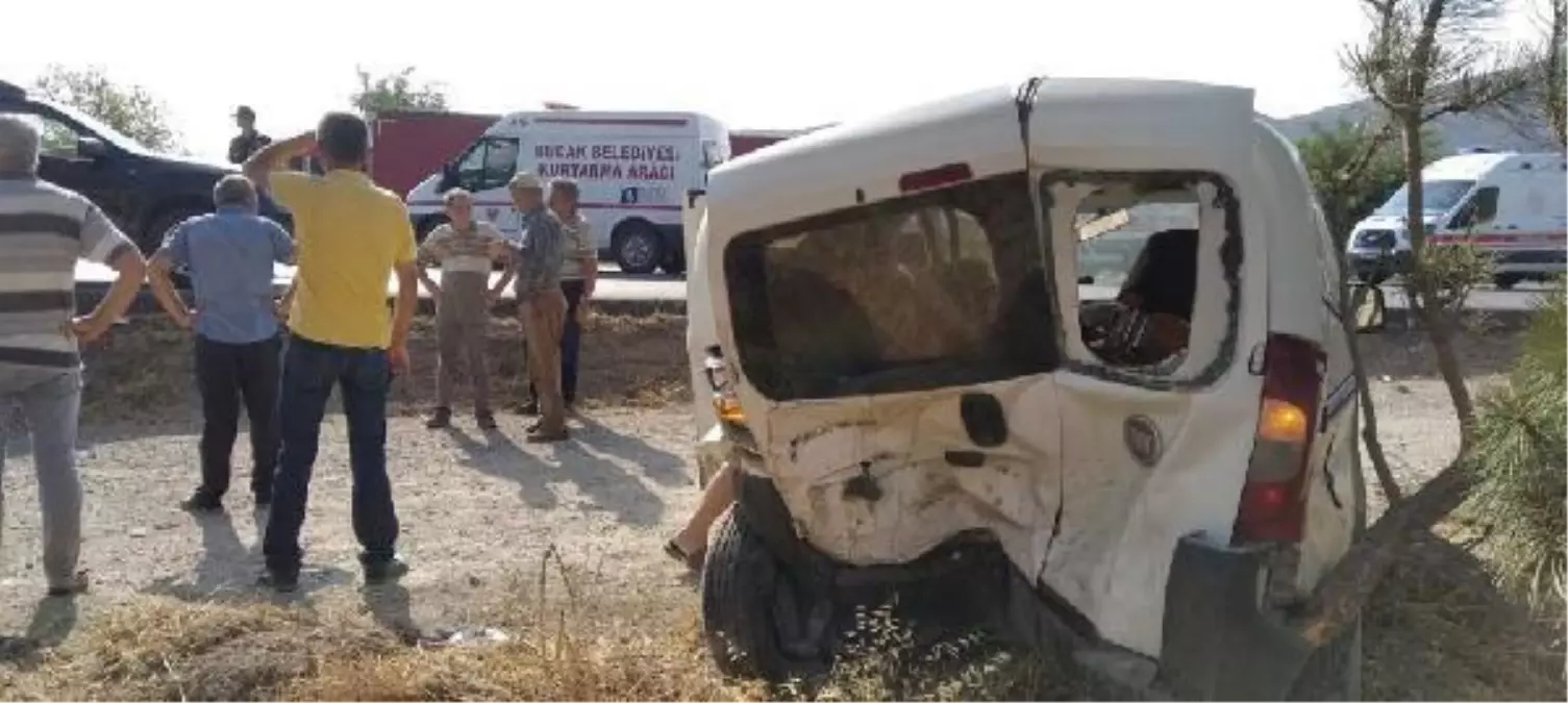 Son dakika haberi | Antalya'da otomobil ile hafif ticari araç çarpıştı: 6 yaralı