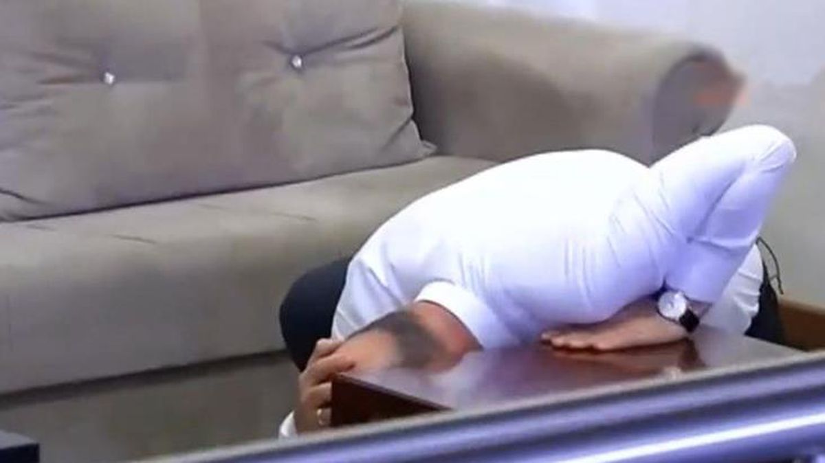 Bakan Soylu'dan canlı yayında deprem tatbikatı! Kendisini bir anda masanın altına attı