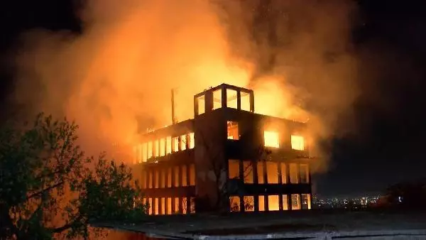 92 yıllık tarihi ipek fabrikası çıkan yangın sonucu çöktü