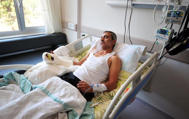 Elini giyotin makasına kaptırdı, kopan parmaklarını poşetle hastaneye götürdü Elini giyotin makasına kaptırdı, kopan parmaklarını poşetle hastaneye götürdü