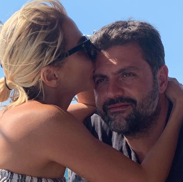 Eşinin duruşmasına katılan Ece Erken, baygınlık geçirdi