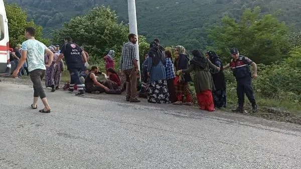 Fındık işçilerin taşıyan traktörün devrildiği kazada can pazara: 20 kişi yola savruldu, 1 ölü