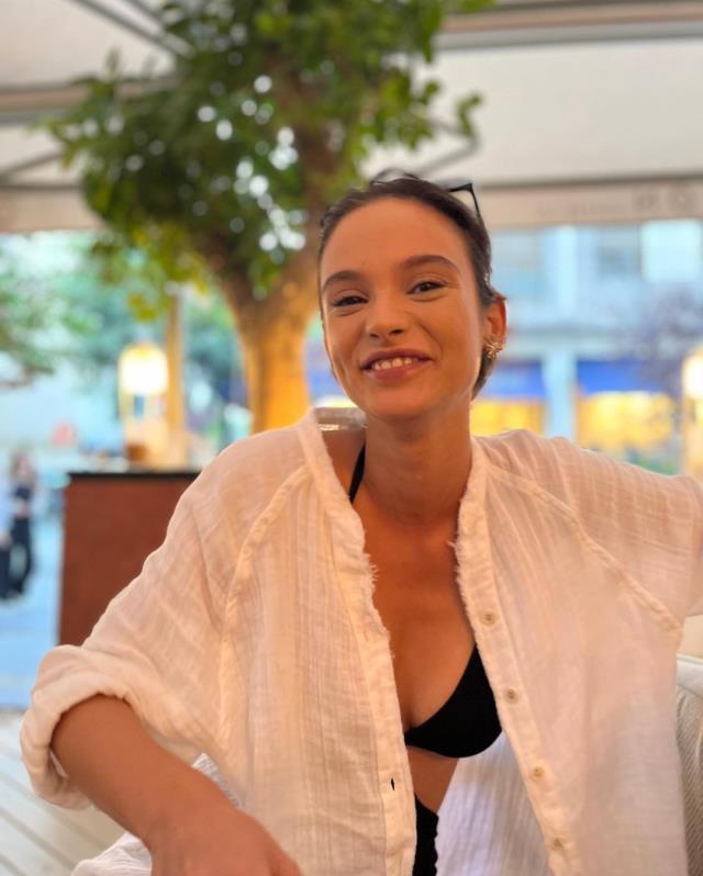 FOX TV'nin reyting rekortmeni dizisi Tozluyaka'nın yıldızı Serra Pirinç'ten sütyenli poz FOX TV'nin reyting rekortmeni dizisi Tozluyaka'nın yıldızı Serra Pirinç'ten sütyenli poz