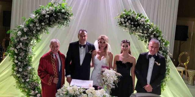 Gençlik aşkıyla evlenen Petek Dinçöz'ün düğününe gelinliği damga vurdu Gençlik aşkıyla evlenen Petek Dinçöz'ün düğününe gelinliği damga vurdu