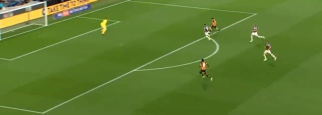 Gol kralı mı olacaksın Ozan! Metrelerce topu sürüp öyle bir şut çekti ki kaleci neye uğradığını şaşırdı