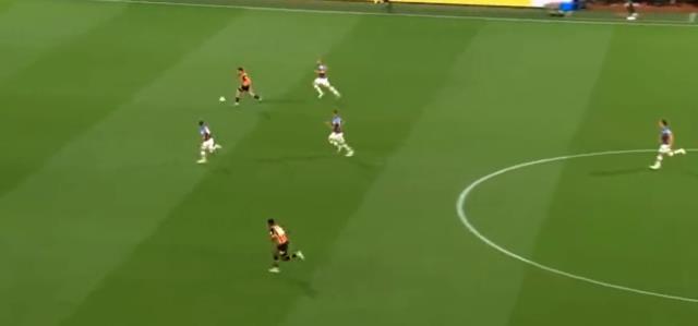 Gol kralı mı olacaksın Ozan! Metrelerce topu sürüp öyle bir şut çekti ki kaleci neye uğradığını şaşırdı