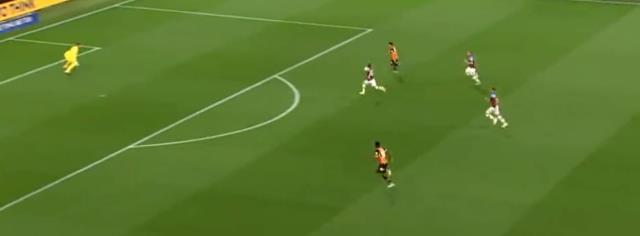 Gol kralı mı olacaksın Ozan! Metrelerce topu sürüp öyle bir şut çekti ki kaleci neye uğradığını şaşırdı