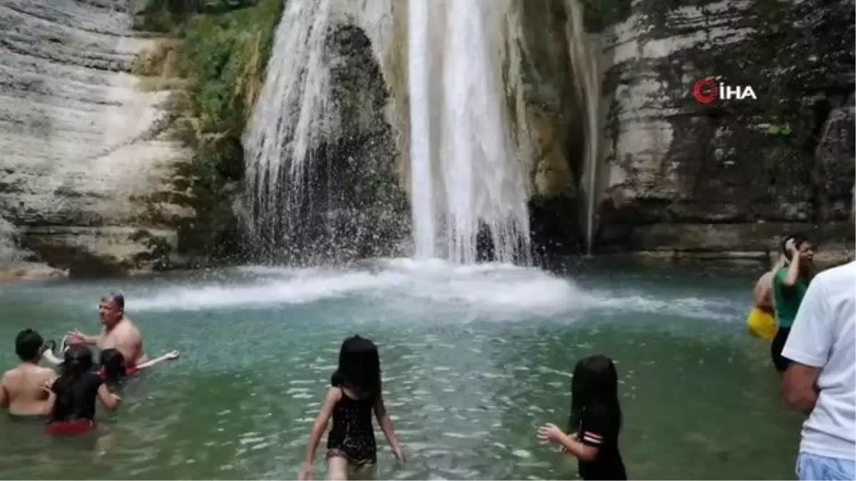 Gölalan Şelalesi'nin üstünden atlayan gençler yürekleri ağza getirdi