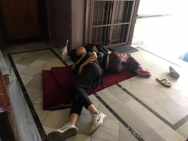 Sokakta yaşayan 2 sevgili, mahalleliyi canından bezdirdi! Son yaptıkları bardağı taşırdı