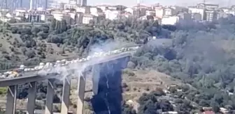 Kağıthane Sadabad Viyadüğü'nde bir otomobil alev alev yandı