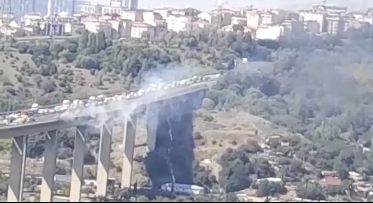 Kağıthane Sadabad Viyadüğü'nde bir otomobil alev alev yandı