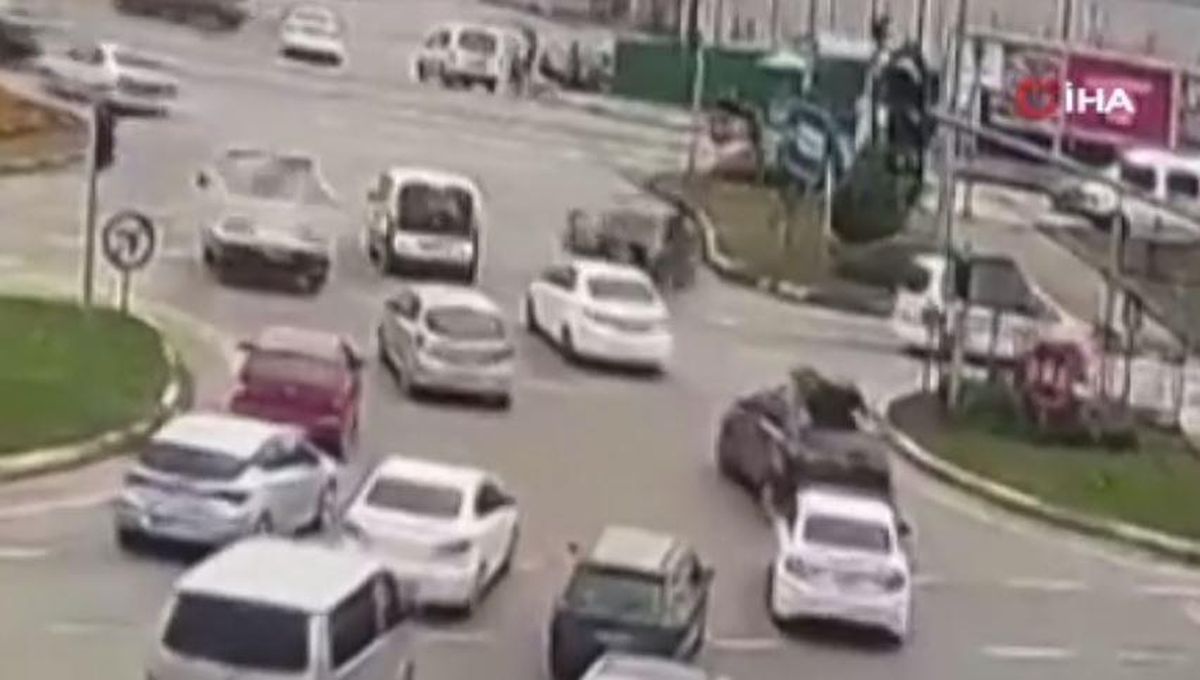 Son dakika haberleri... Motosiklet ile otomobilin çarpıştığı kaza anı KGYS kamerasında