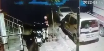 Kurye, motosikletini çalmaya çalışan kişiyi 'Uçan Tekme'yle durdurdu