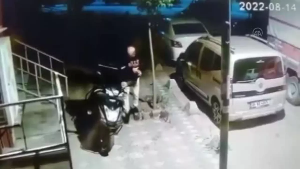 Kurye, motosikletini çalmaya çalışan kişiyi 'Uçan Tekme'yle durdurdu