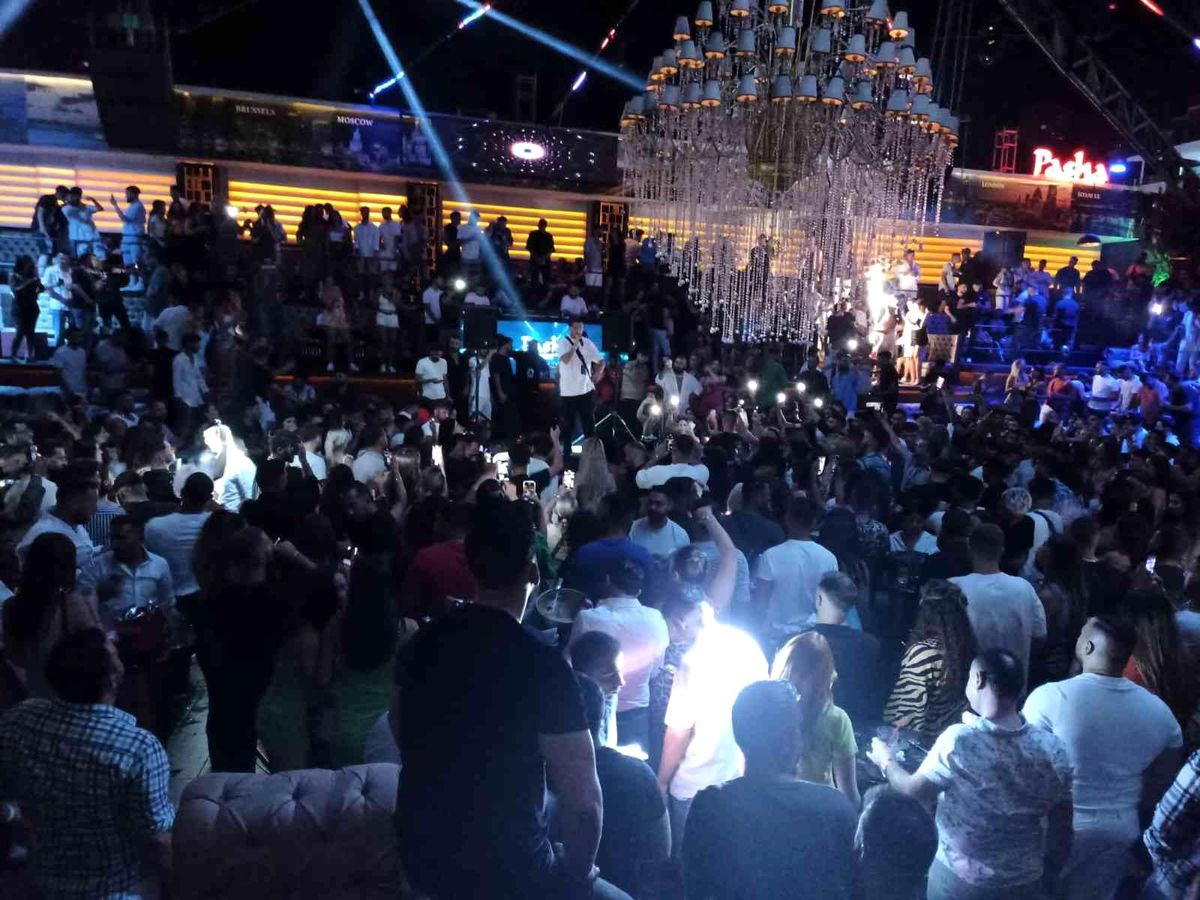 Mero'nun sahne aldığı eğlence mekanı doldu taştı