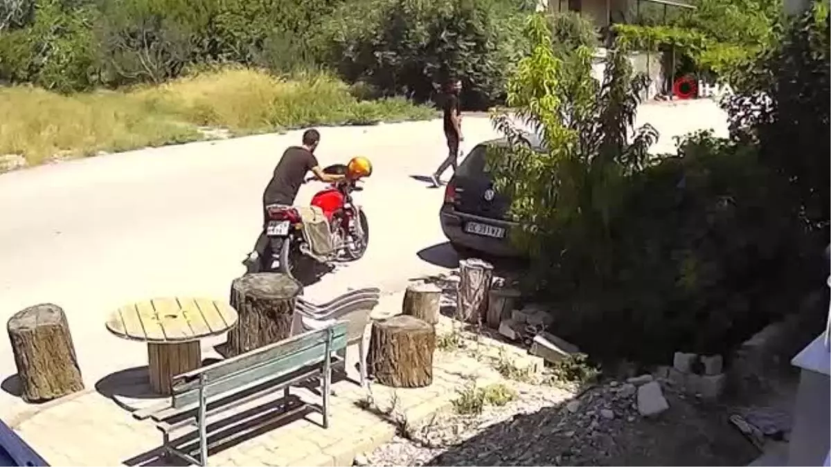 Son Dakika | Park halindeki motosikleti gözü önünde çalındı... O anlar kamerada
