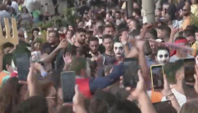 Suriye'nin Humus kentinde düzenlenen karnavaldan renkli görüntüler