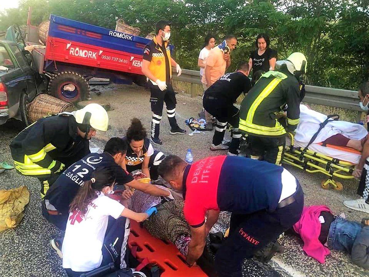 Son dakika haberi: Tarım işçilerini taşıyan traktör otomobille çarpıştı: 11 yaralı