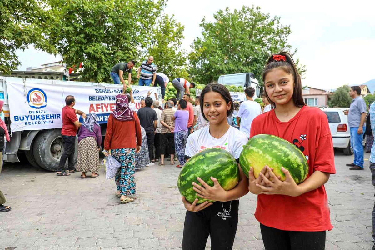 Üreticinin elinde kalan karpuzlar, belediye tarafından halka dağıtıldı