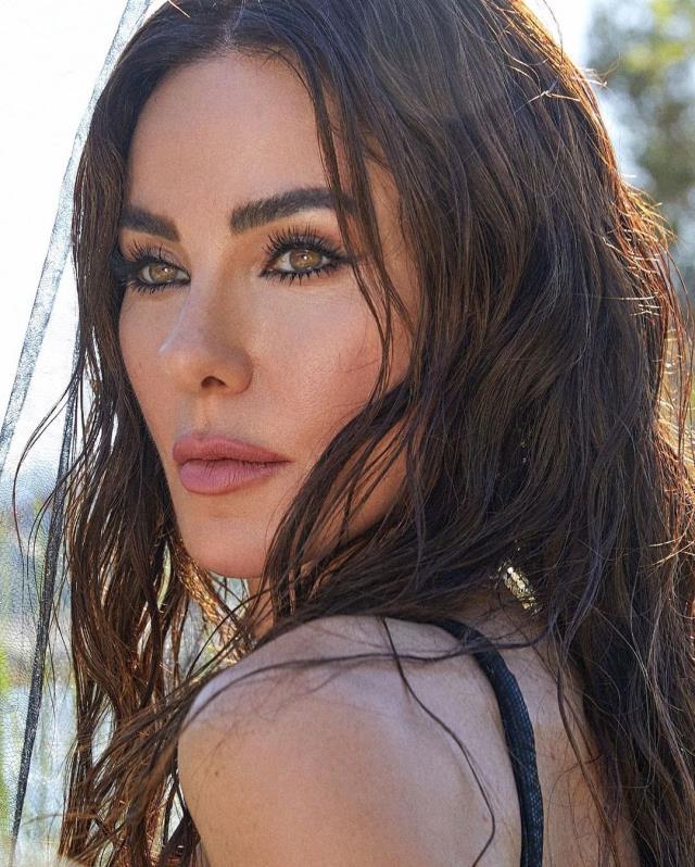 50 yaşındaki Defne Samyeli, bikinili pozlarıyla kendine hayran bıraktı