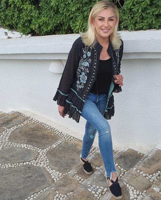 63 yaşındaki Muazzez Ersoy, mayolu pozlarını paylaştı 63 yaşındaki Muazzez Ersoy, mayolu pozlarını paylaştı