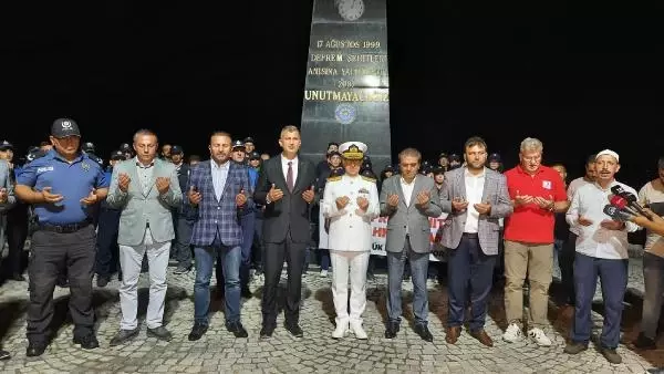 Bütün kalpler bir oldu! 17 Ağustos depreminde yaşamını yitirenler, saat 03.02'de anıldı Bütün kalpler bir oldu! 17 Ağustos depreminde yaşamını yitirenler, saat 03.02'de anıldı