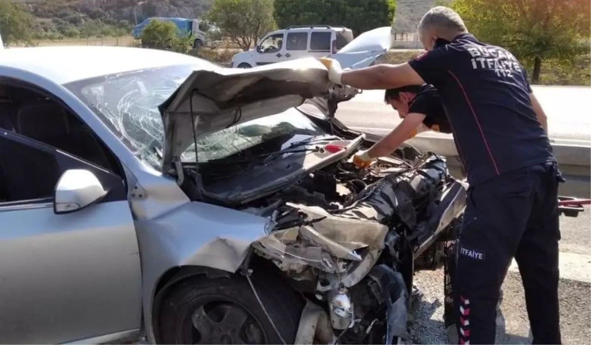 Burdur gündem haberi | Burdur'da hafif ticari araçla otomobilin çarpıştığı kazada 4 kişi yaralandı