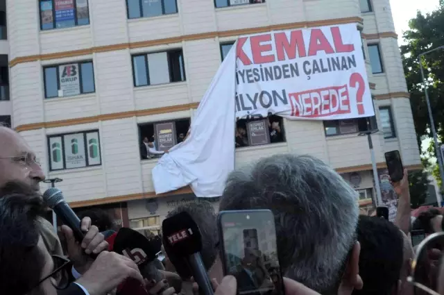 Yalova'ya giden Kılıçdaroğlu'na pankartlı protesto, öfkeli partililer apar topar indi