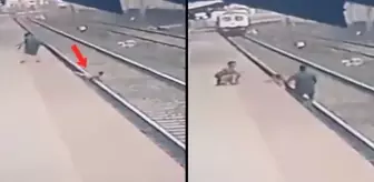 Demiryolu çalışanı, raylara düşen çocuğu trenin altında kalmaktan son anda kurtardı