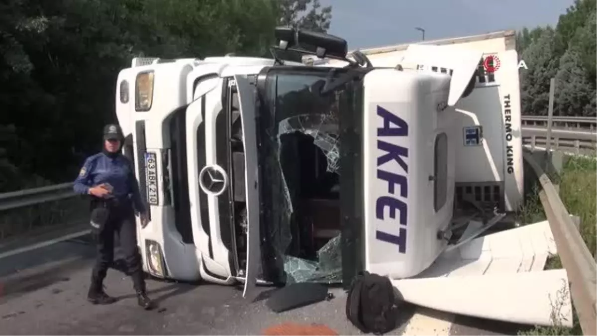 Kocaeli 3. sayfa haberleri... Kartepe'de direksiyon hakimiyetini kaybeden tır, devrildi: 1 yaralı