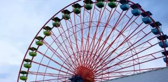 Kimseye aldırış etmeyen çift lunaparktaki dönme dolapta cinsel ilişkiye girdi