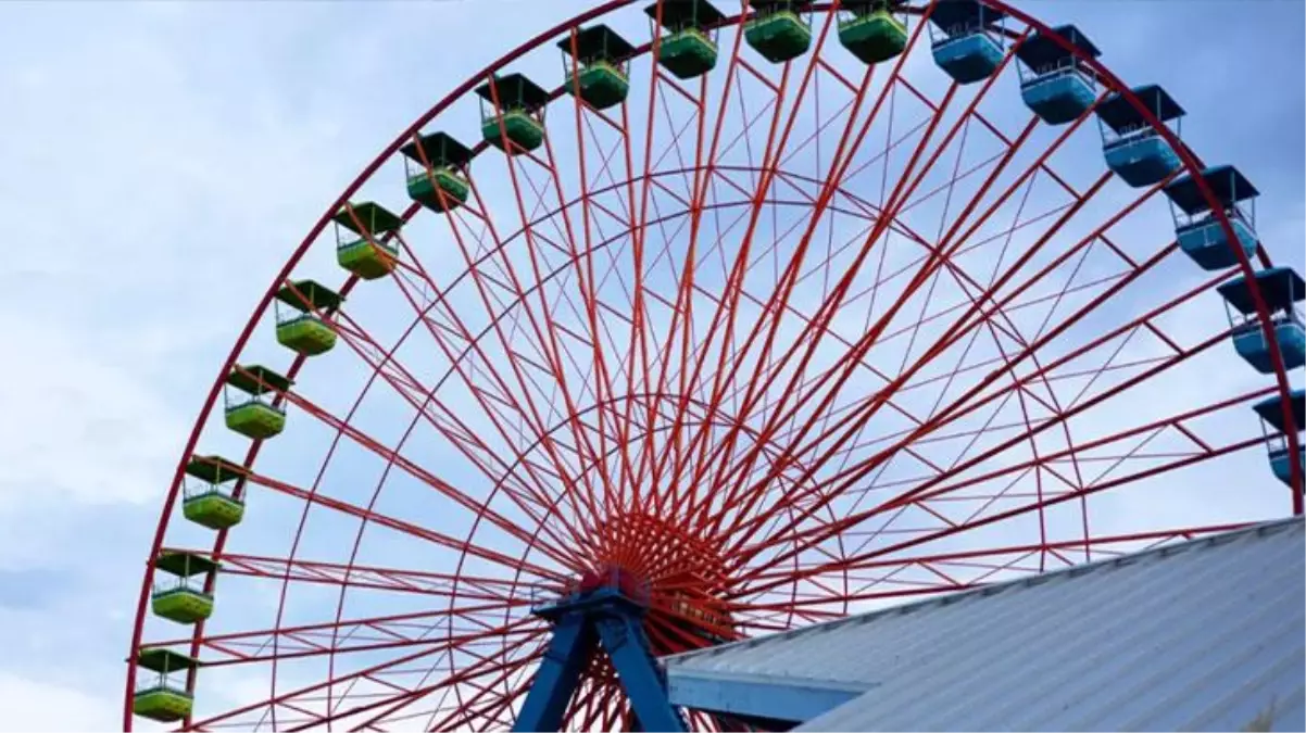 Kimseye aldırış etmeyen çift lunaparktaki dönme dolapta cinsel ilişkiye girdi