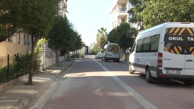 Kıskançlık krizine giren adam, eski eşinin sevgilisini defalarca bıçaklayıp boğazını kesti