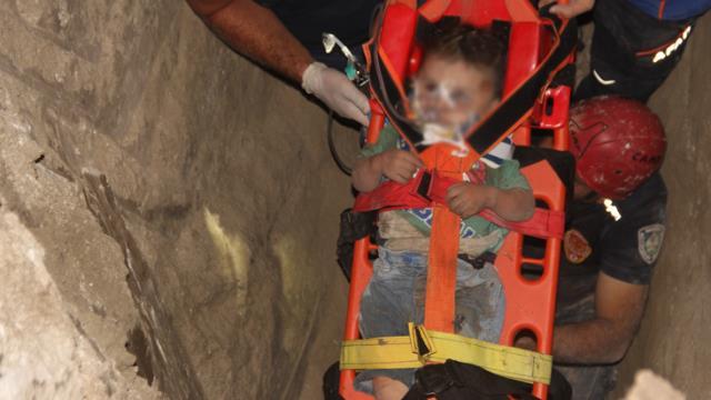 Kuyuya düşen minik Aybars 4 saat sonra kurtarıldı