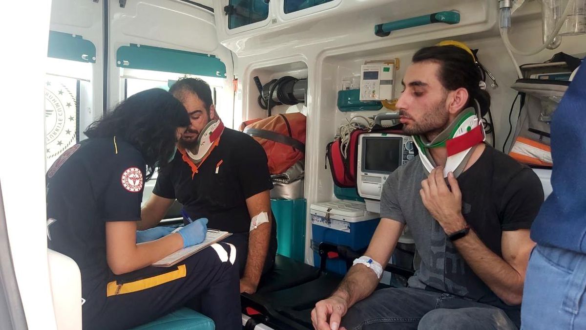 Kaygan zeminde yoldan çıkan otomobildeki 3 kişi yaralandı