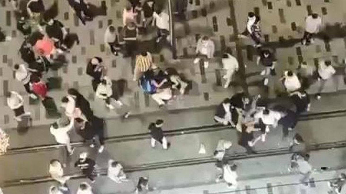 Taksim'de meydan savaşı gibi kavga! Tekmeler yumruklar havada uçuştu